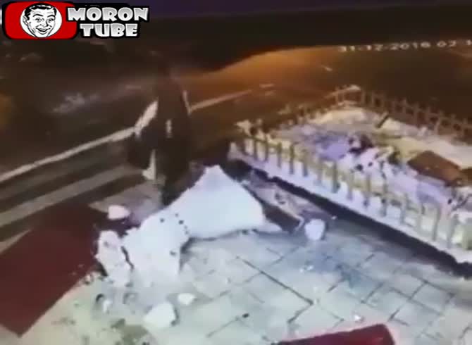 Video :Snowmen are hated by this Turkish woman!